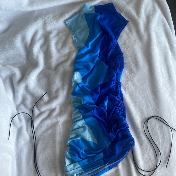 Lips and honey dress - Picture 2 of 5